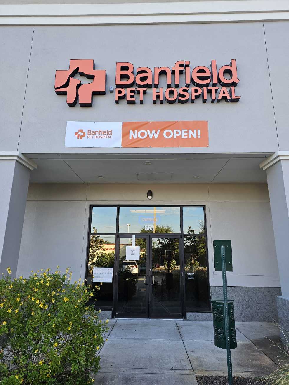 The Banfield Brandon Clayton Plaza main entrance