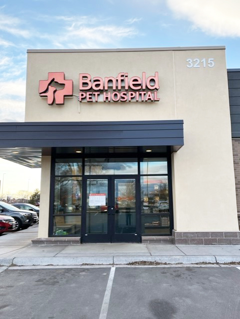 Banfield Pet Hospital: Coon Rapids front entrance