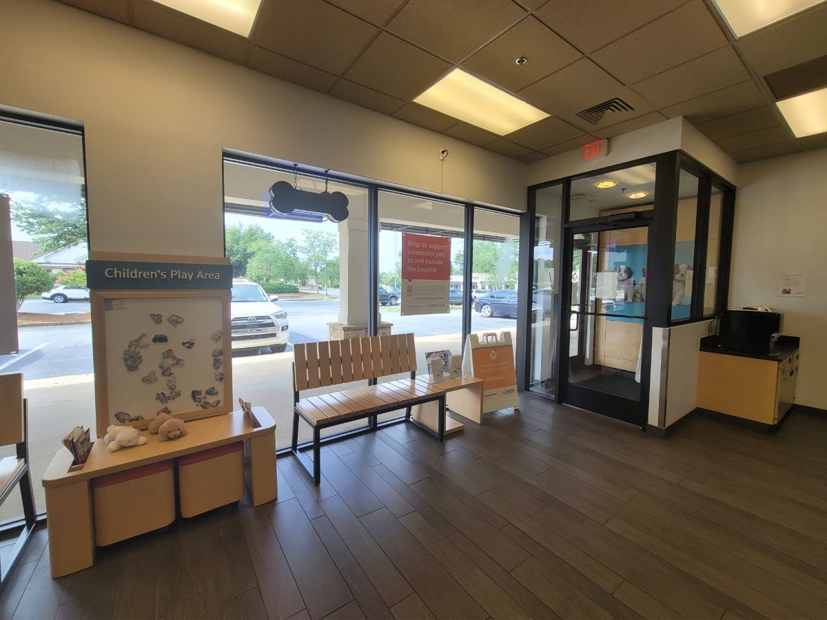 The Banfield Pet Hospital: Roswell S entrance and lobby