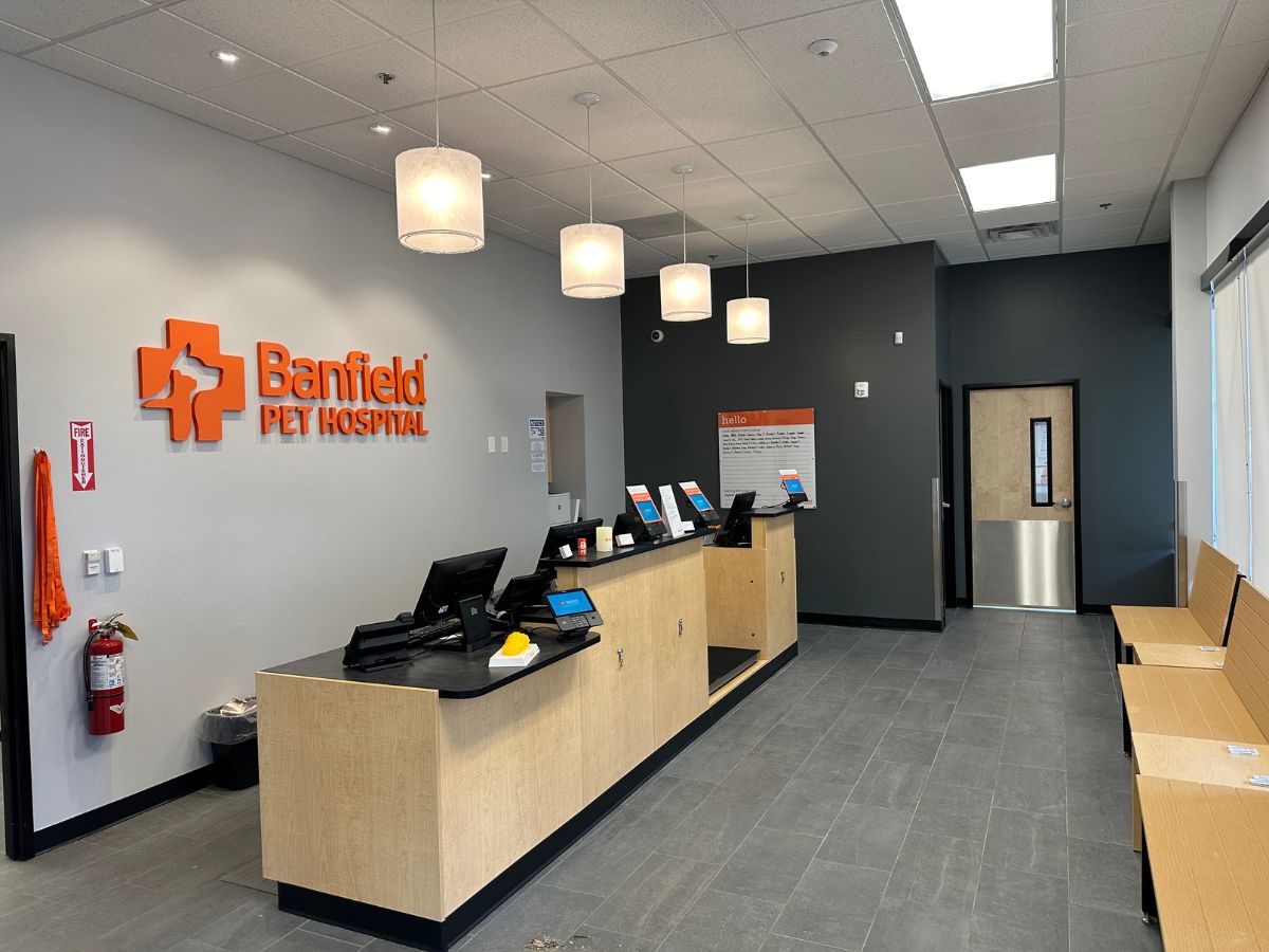 The Banfield Pet Hospital: Kennesaw Main front desk, lobby