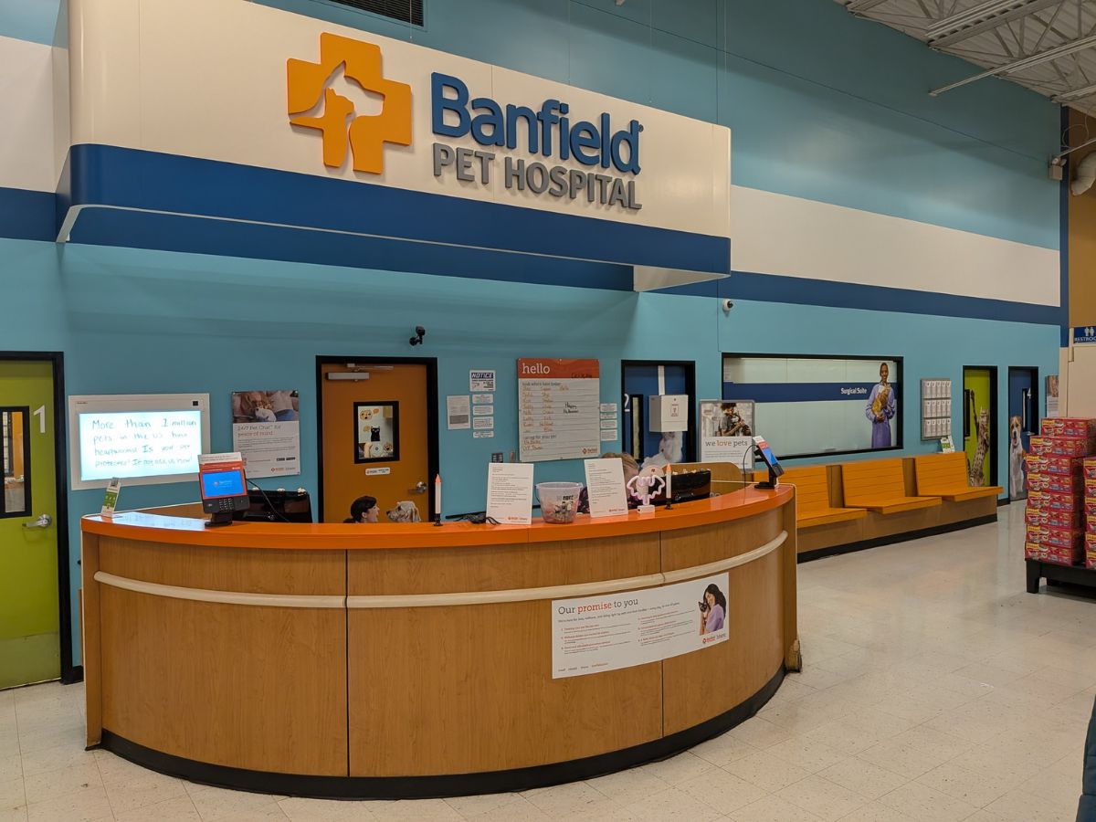 The Banfield Pet Hospital: Louisville SW front desk