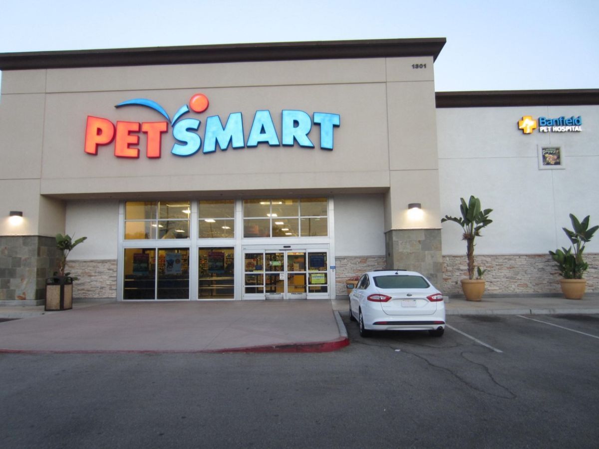 The Glendora Banfield and PetSmart front entrance