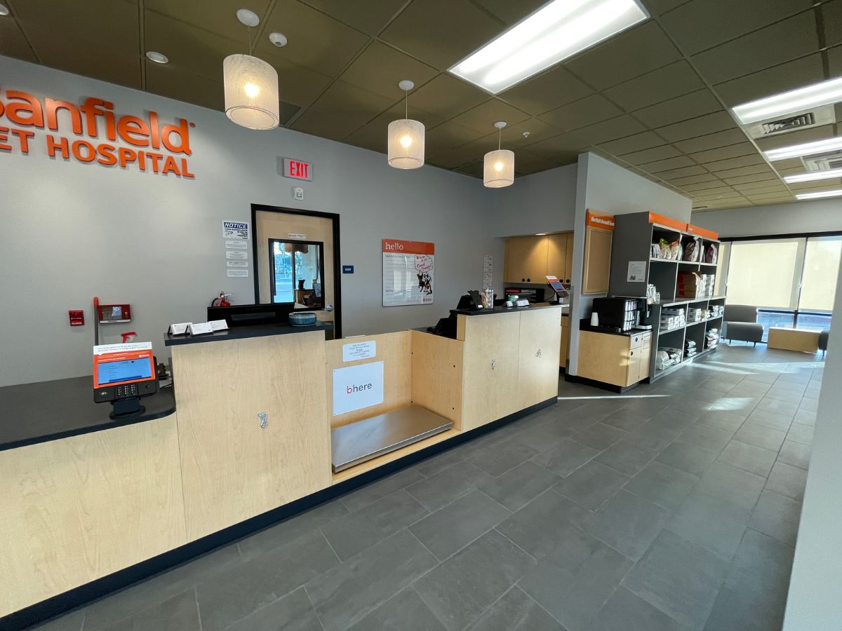 The Banfield Fullerton Town Center hospital front desk and shop