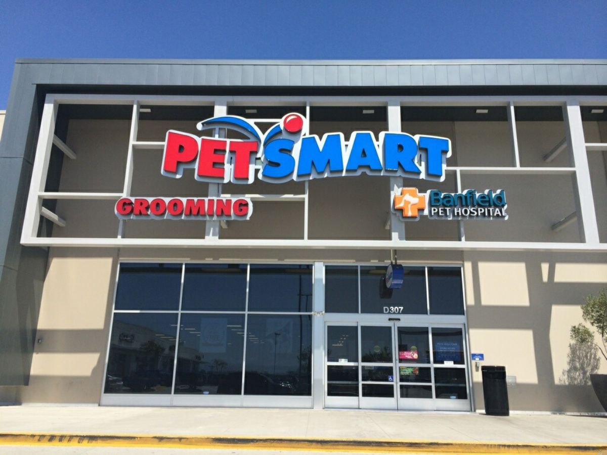 The LA Midtown PetSmart and Banfield front entrance