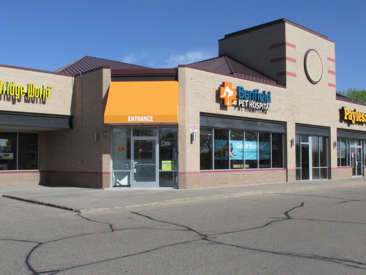The Apple Valley Banfield front exterior entrance