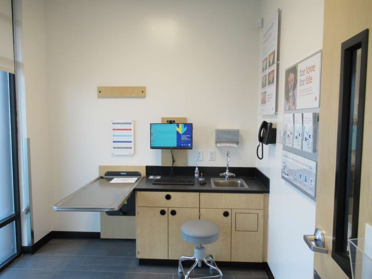 A view of the Knightdale Banfield hospital exam room