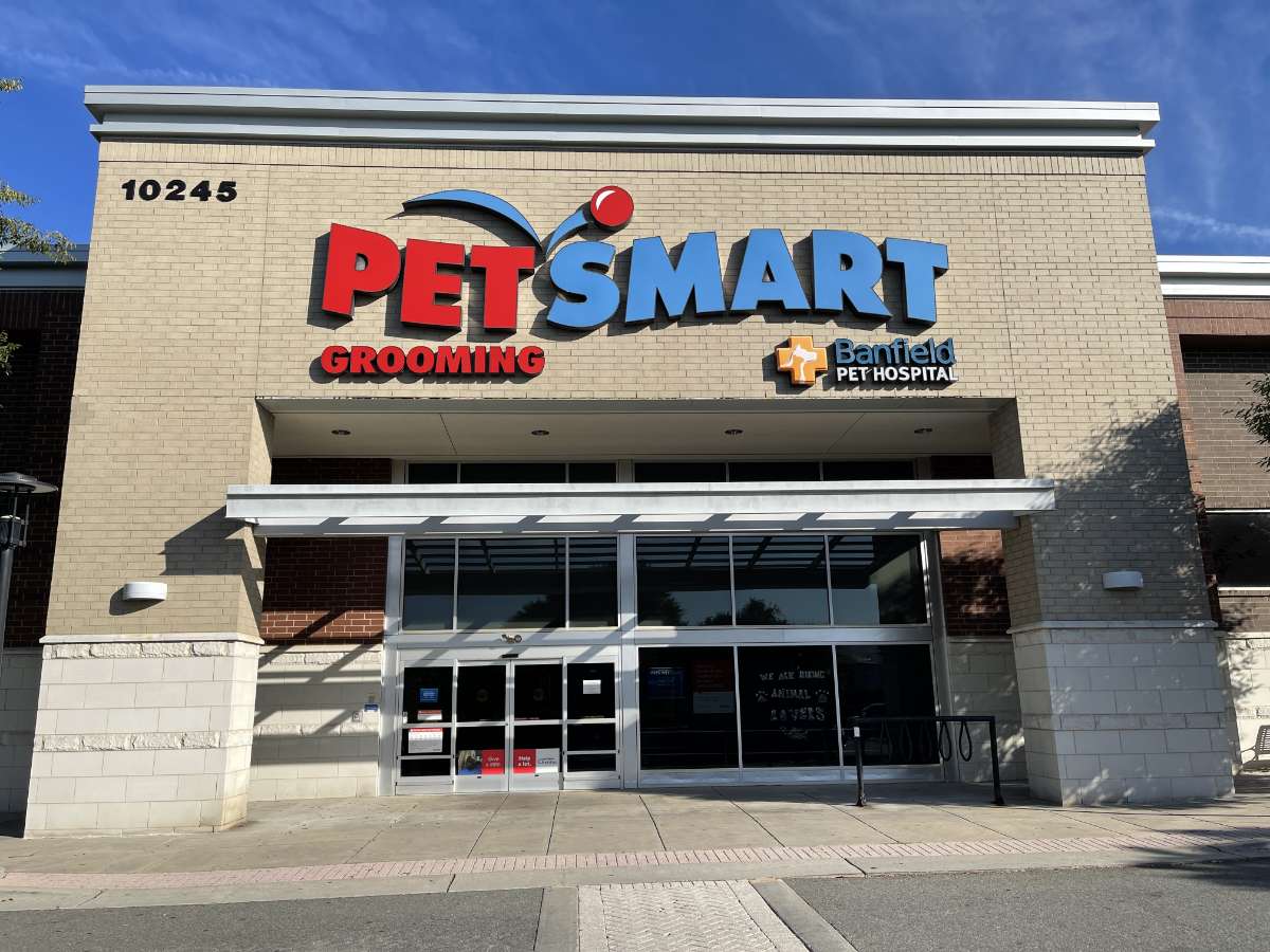 The front entrance of the North Lake Mall Banfield hospital