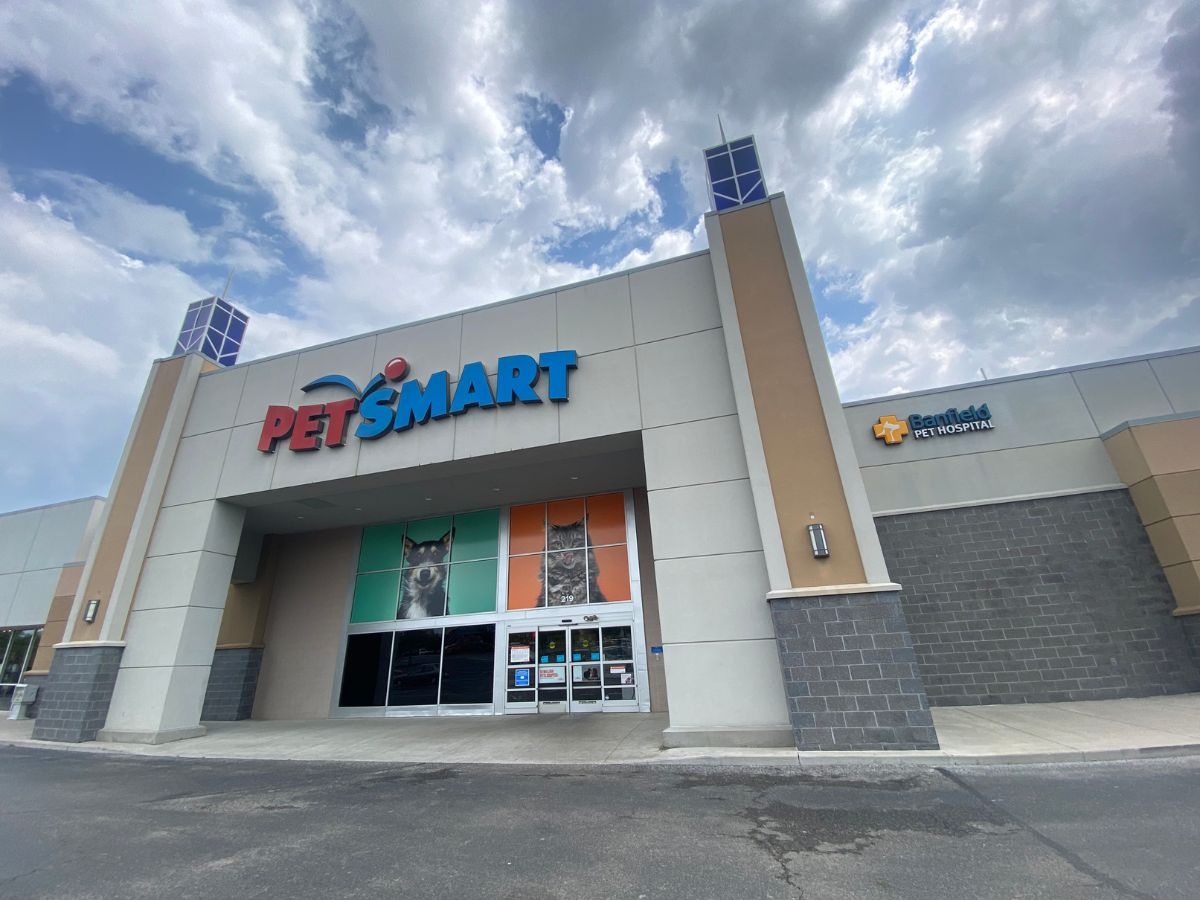 The Banfield Pet Hospital: Alcoa Building exterior