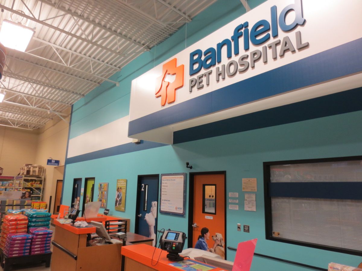 The Banfield Pet Hospital: Chattanooga N front desk