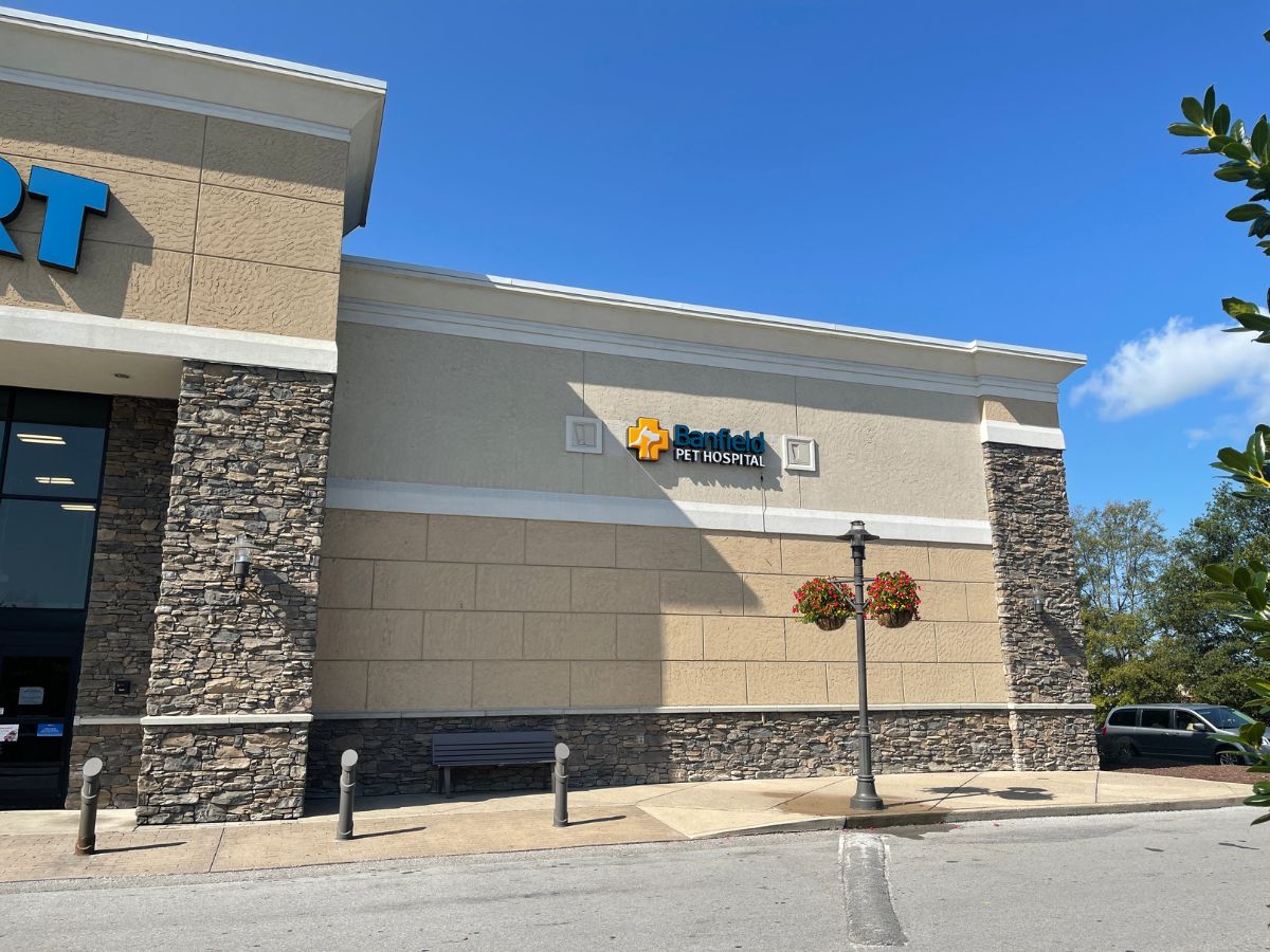The Banfield Pet Hospital: Nashville W Building exterior