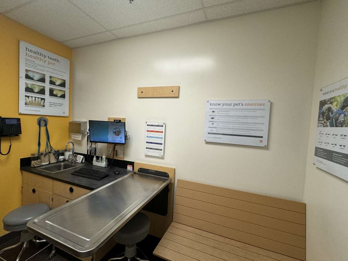 The Banfield Pet Hospital: Summerville S front desk