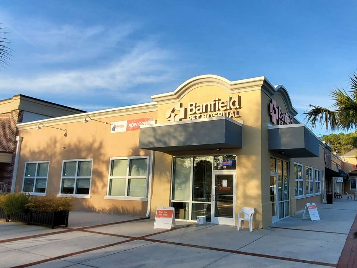 The Bluffton Banfield hospital front entrance