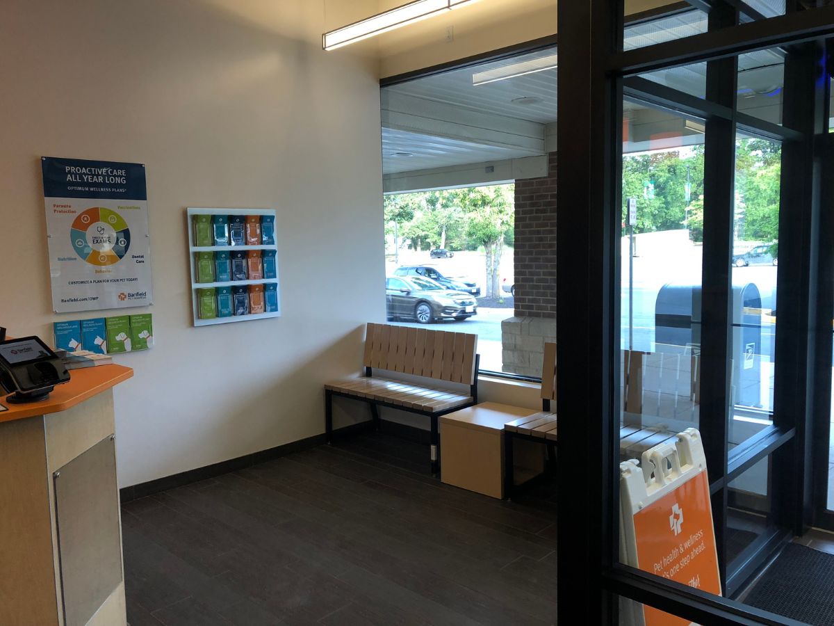 The waiting area at the Herndon Fox Mill Banfield hospital