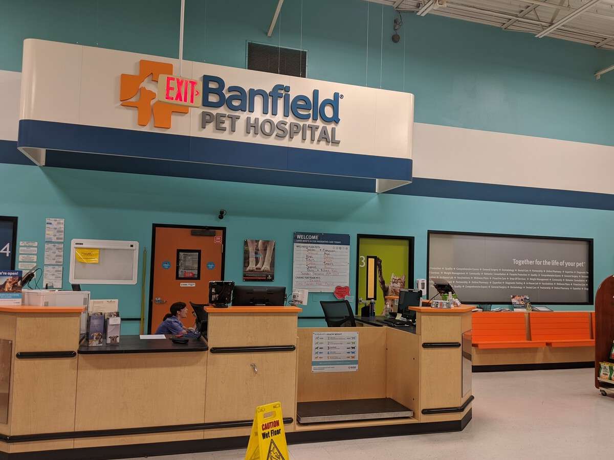 The front desk and exam rooms at the Roseville N Banfield hospital