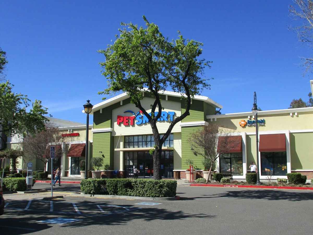 The Vacaville PetSmart and Banfield hospital front entrance