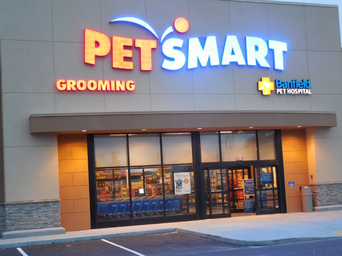 The front entrance of the Ross Township PetSmart and Banfield hospital