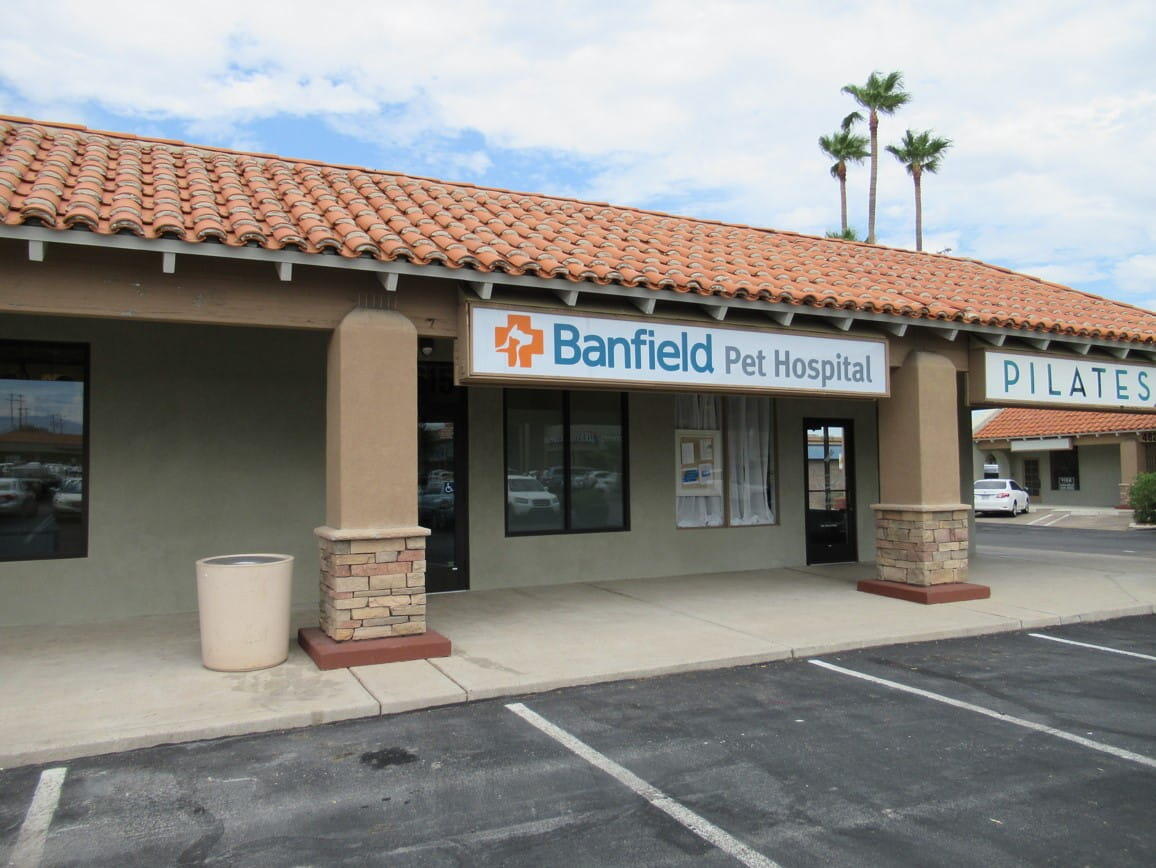 Banfield Pet Hospital: Tucson Mission Plaza entrance